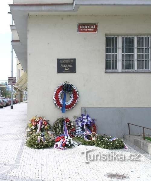 Placa memorável de Osef Balabán na rua Studentská em Praga Dejvice