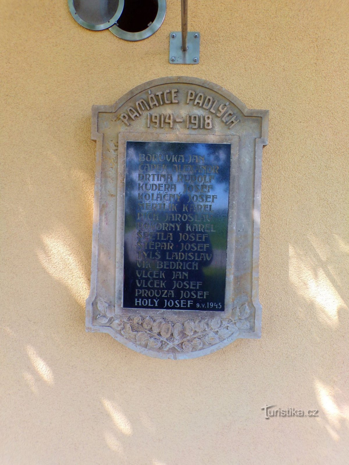 Placa conmemorativa a los caídos en la Primera Guerra Mundial (Vestec, 1 de mayo de 8.5.2022)