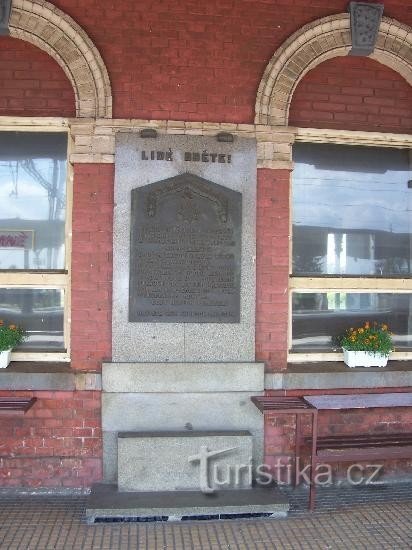 Spominska plošča: Spominska plošča žrtvam nacizma na železniški postaji v Suchdolu
