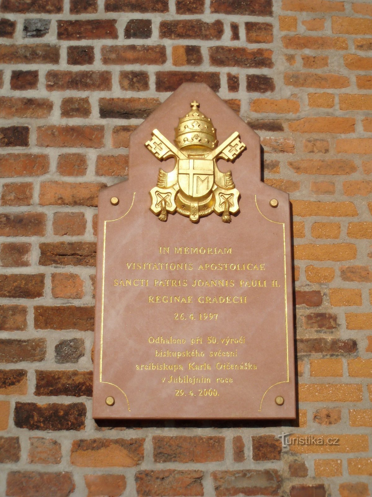 Commemorative plaque of the papal visit (Hradec Králové, August 19.8.2009, XNUMX)