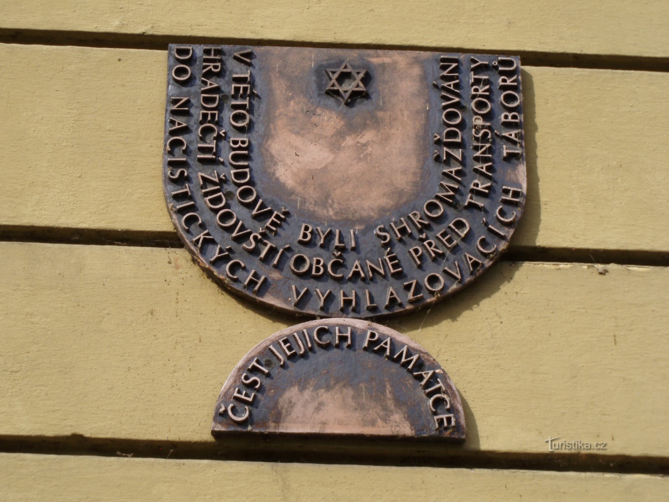 Tấm bảng tưởng niệm kỷ niệm các chuyến vận tải của người Do Thái (Hradec Králové, 15.7.2009)