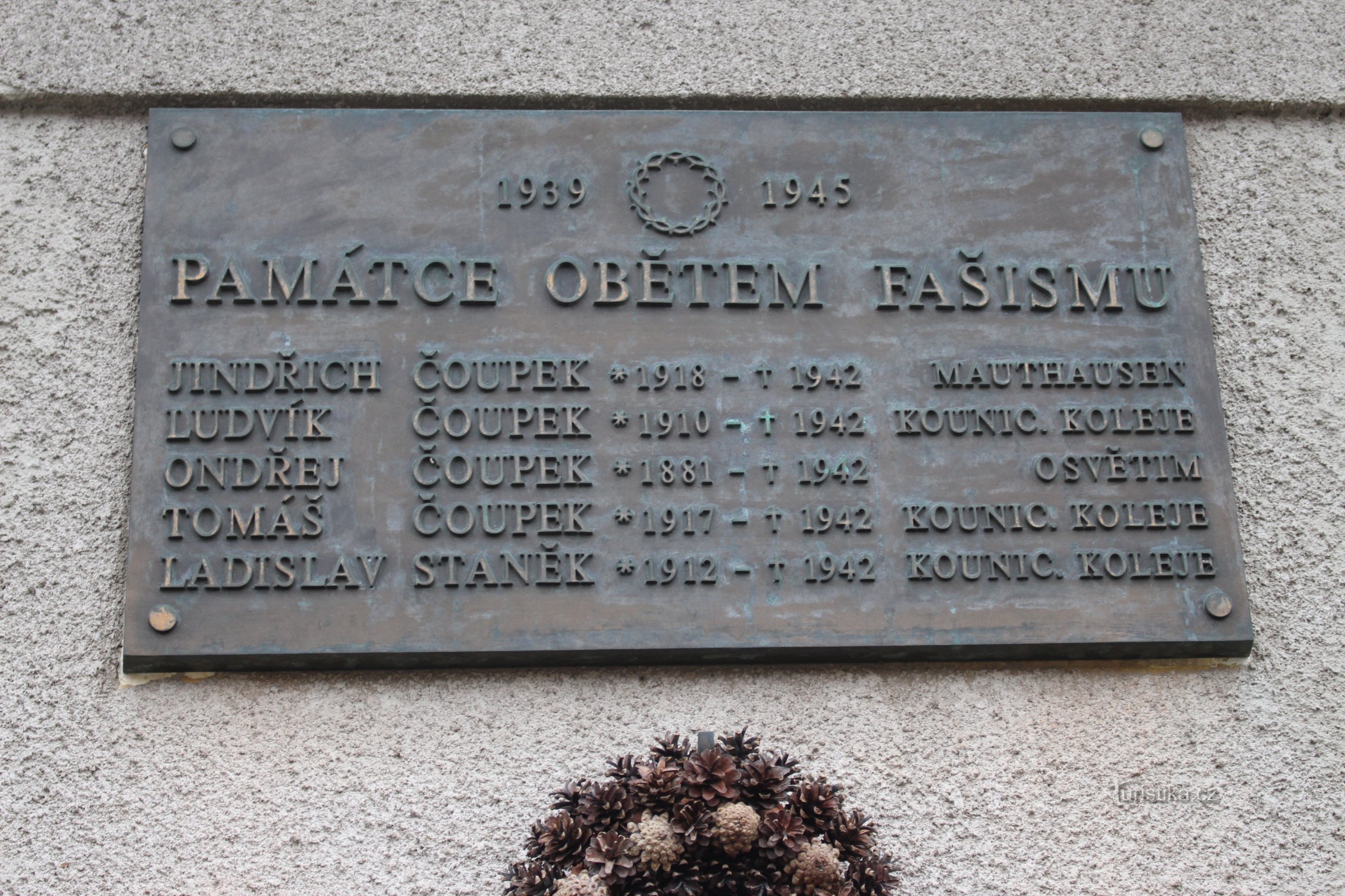 Memorial plaque of the Čoupky family on the house at 75 Hlavní Street in Brno-Komín