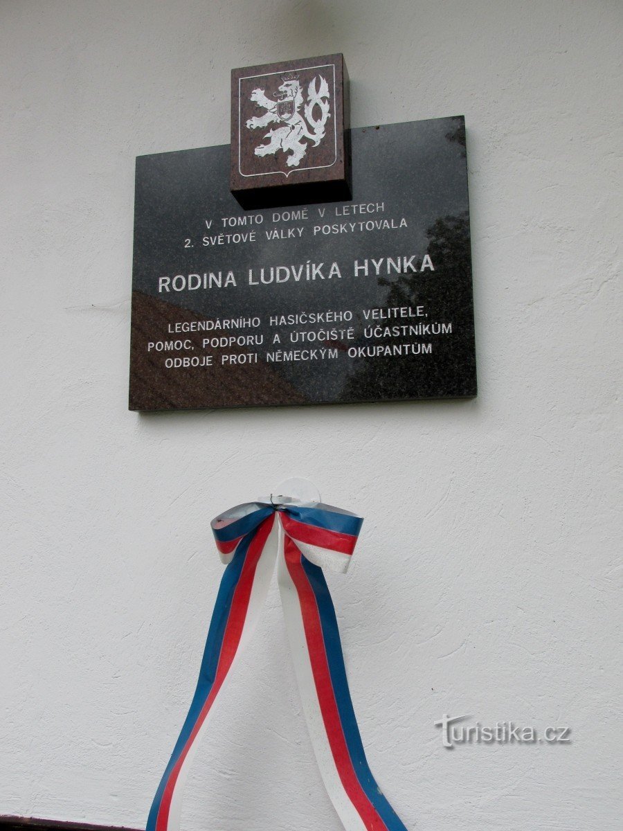 spomen ploča obitelji Ludvíka Hynka.
