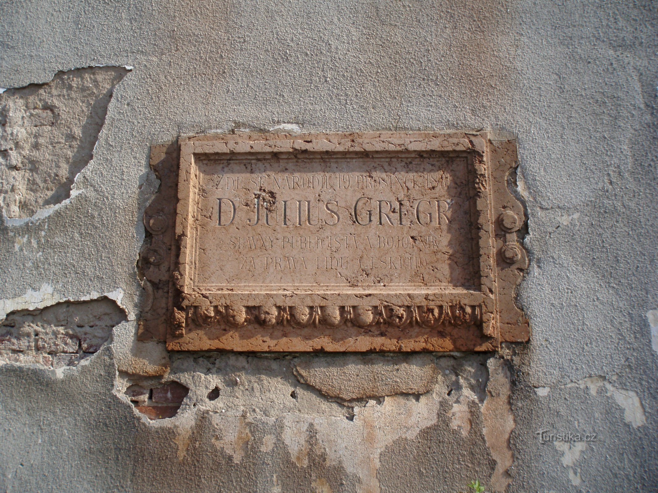 Gedenktafel mit einer Büste von JUDr. Julia Gregra (Hradec Králové)