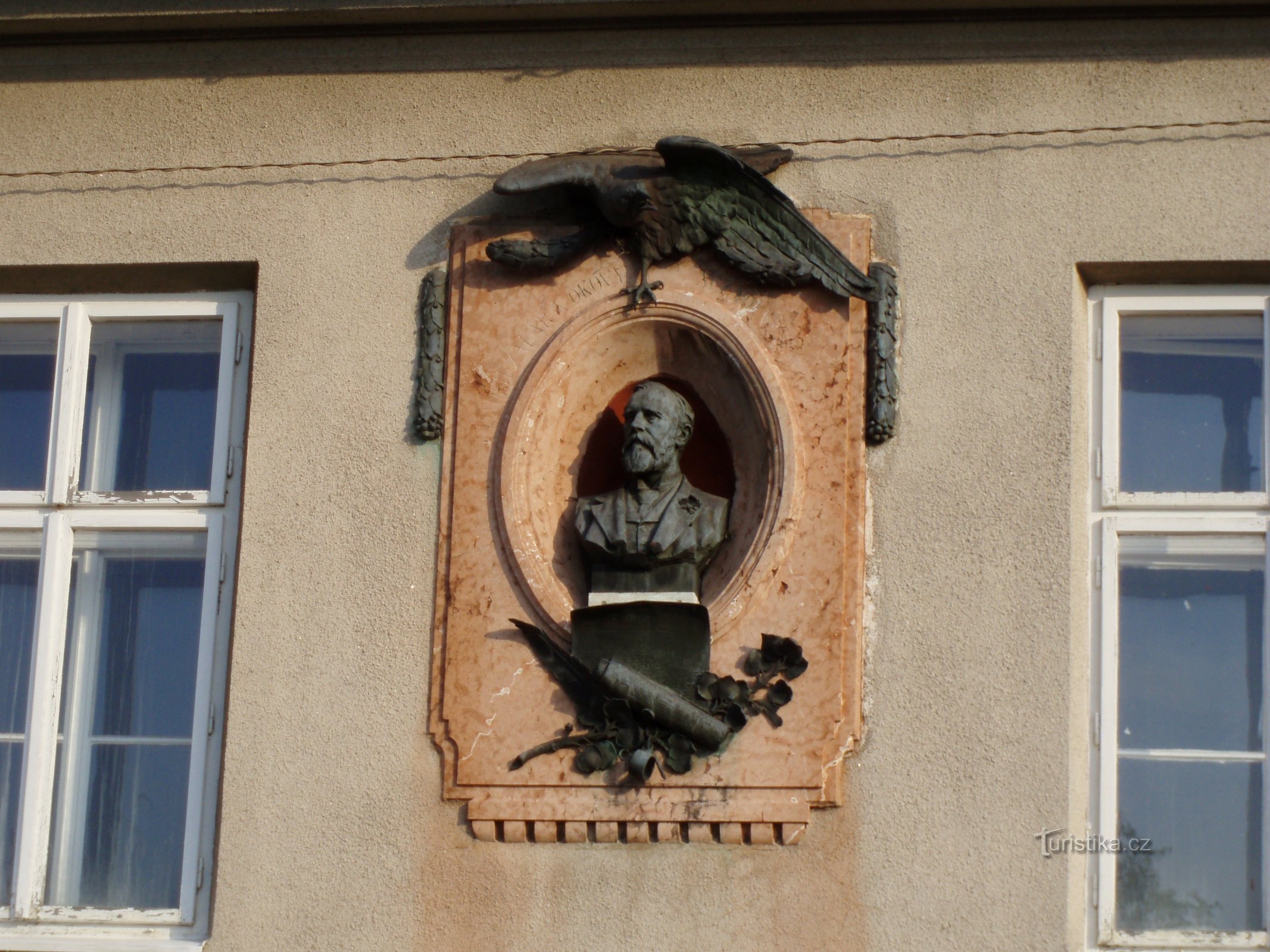 Gedenkplaat met een buste van JUDr. Julia Grégra voordat de buste verdween (Hradec Králové)