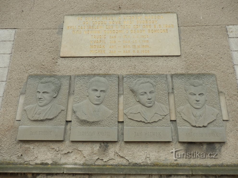 Placa conmemorativa con retratos de las víctimas