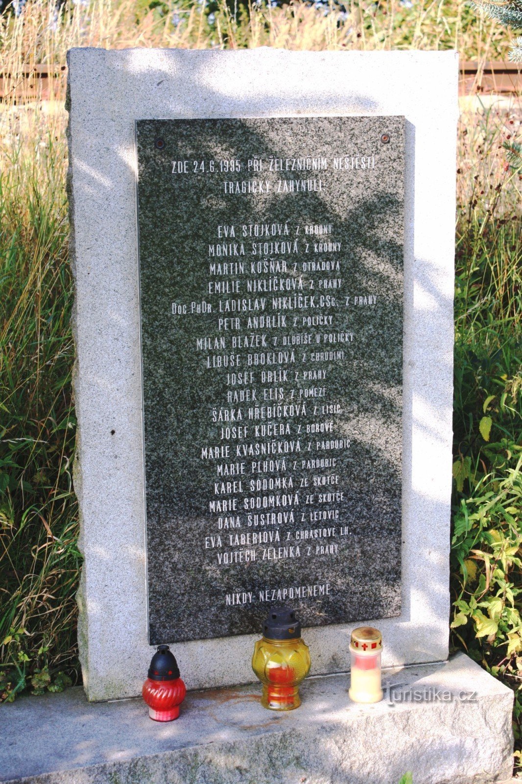 Placa memorial com lista de vítimas