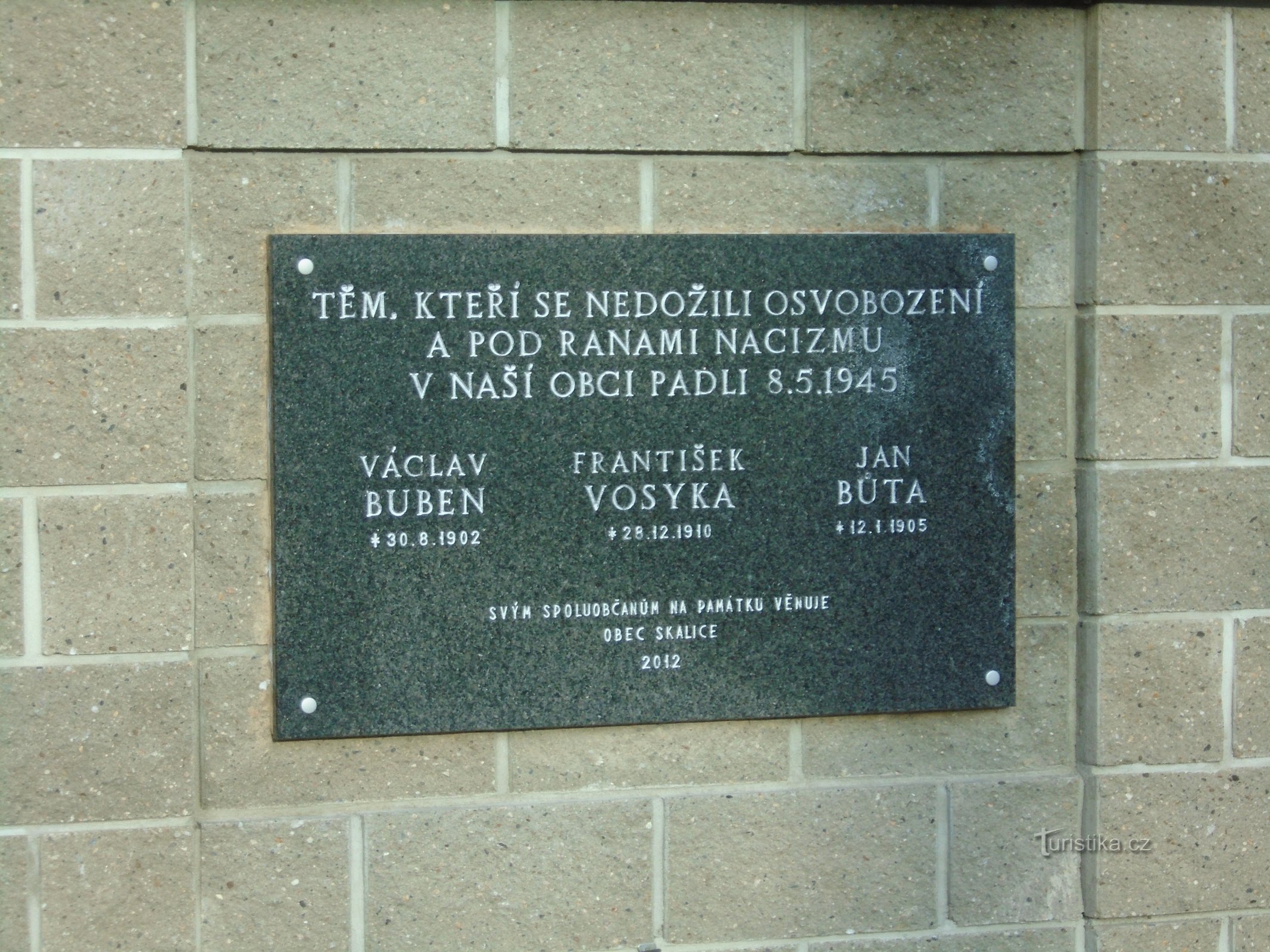 Plaque commémorative à l'arrêt de bus (Skalička, 4.2.2018 février XNUMX)