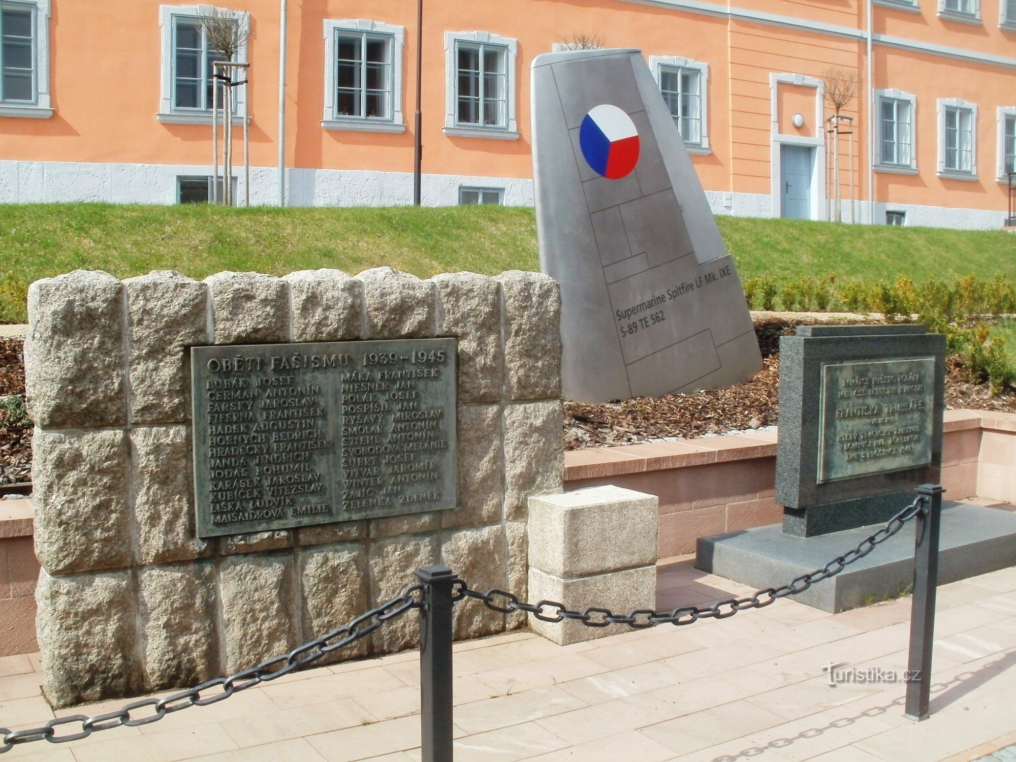 a placa memorial dos mártires e o monumento ao col. Carpinteiro