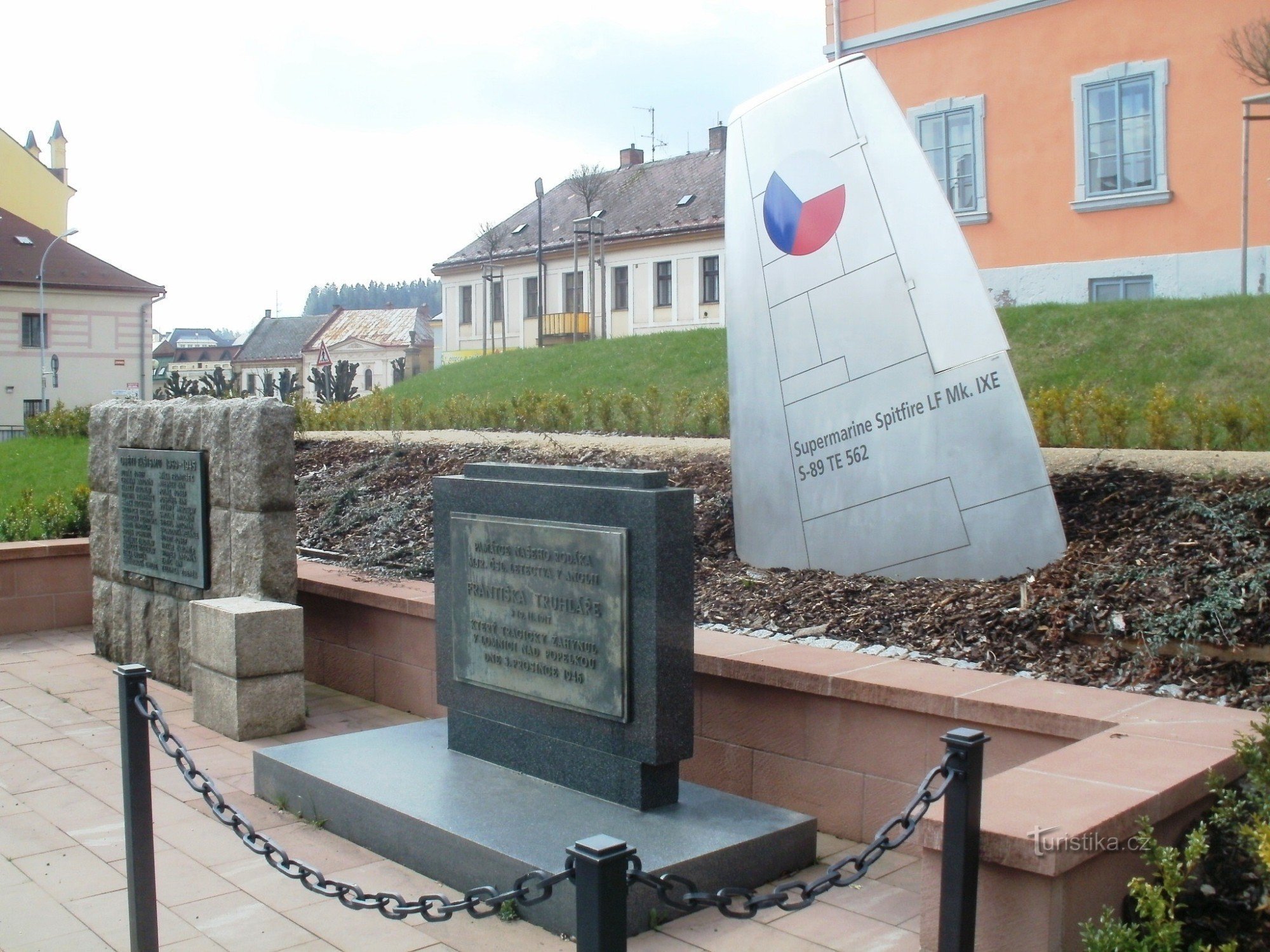 la placa conmemorativa de los mártires y el monumento a la col. Carpintero