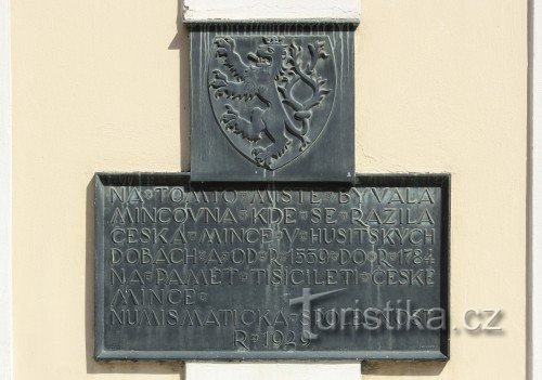 Une plaque commémorative de l'ancienne Monnaie