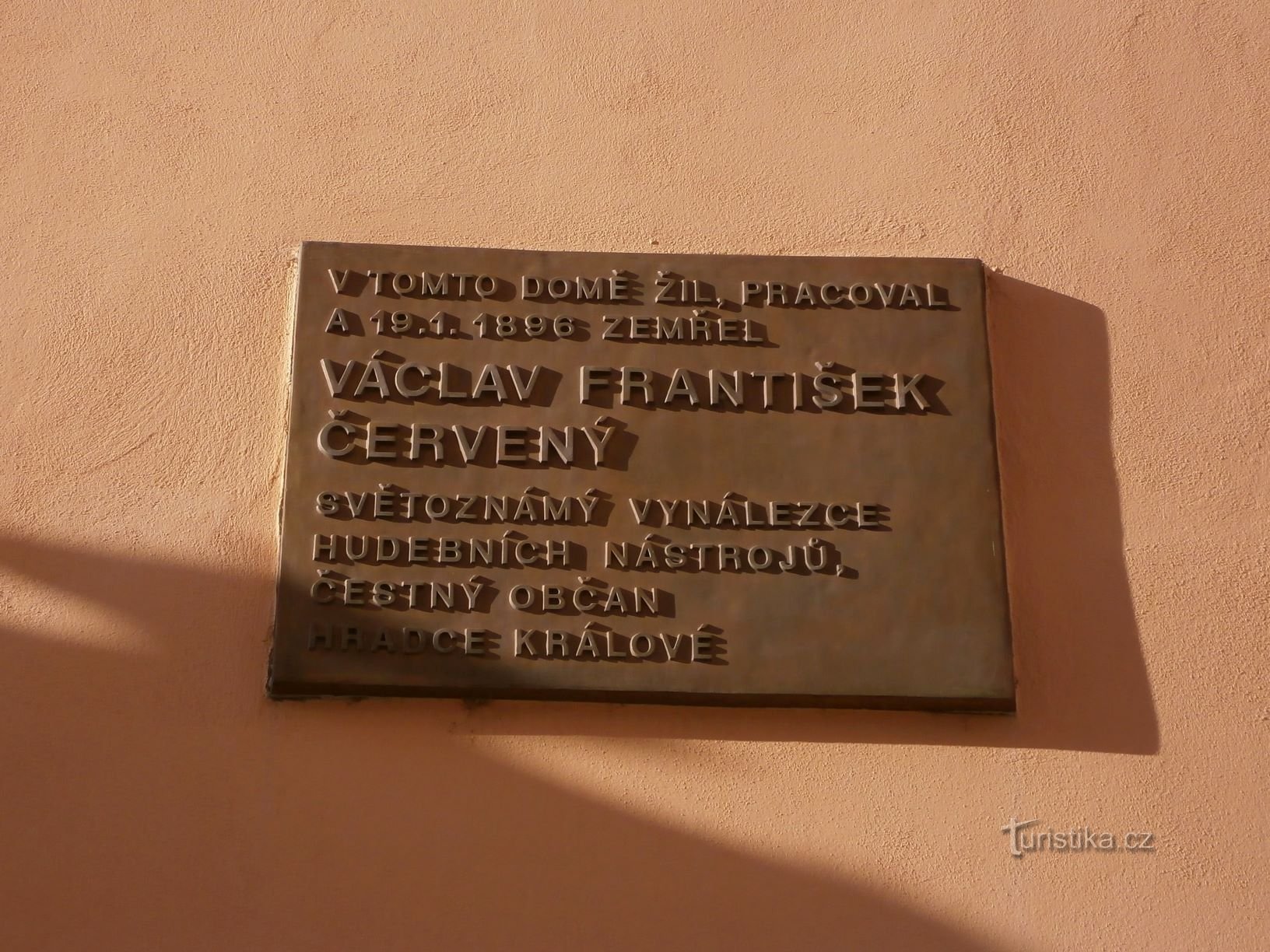 Pamětní deska V. F. Červenému na domě čp. 120 (Hradec Králové, 30.12.2016)