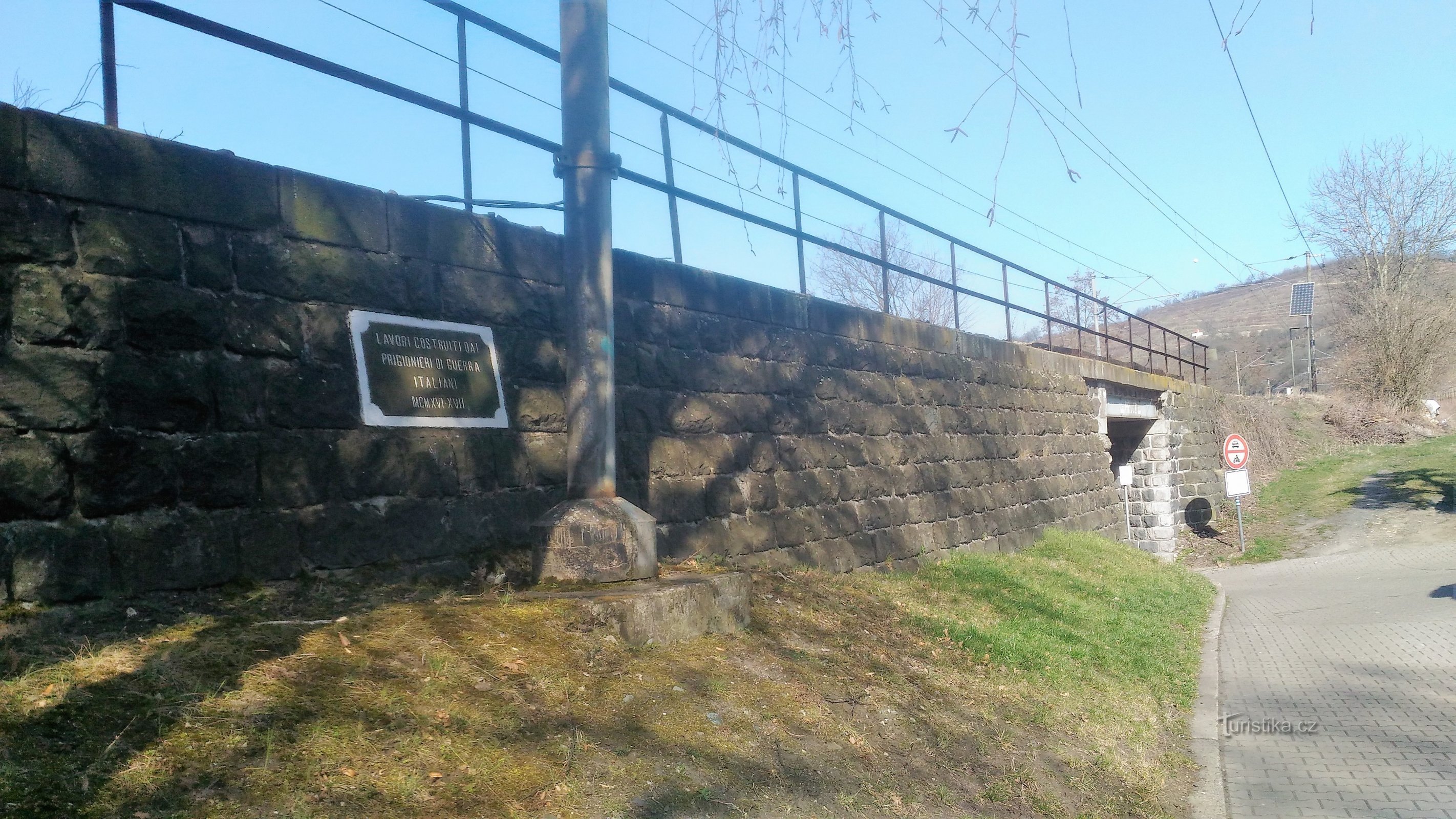 Placa memorial em Velké Žernoseky.