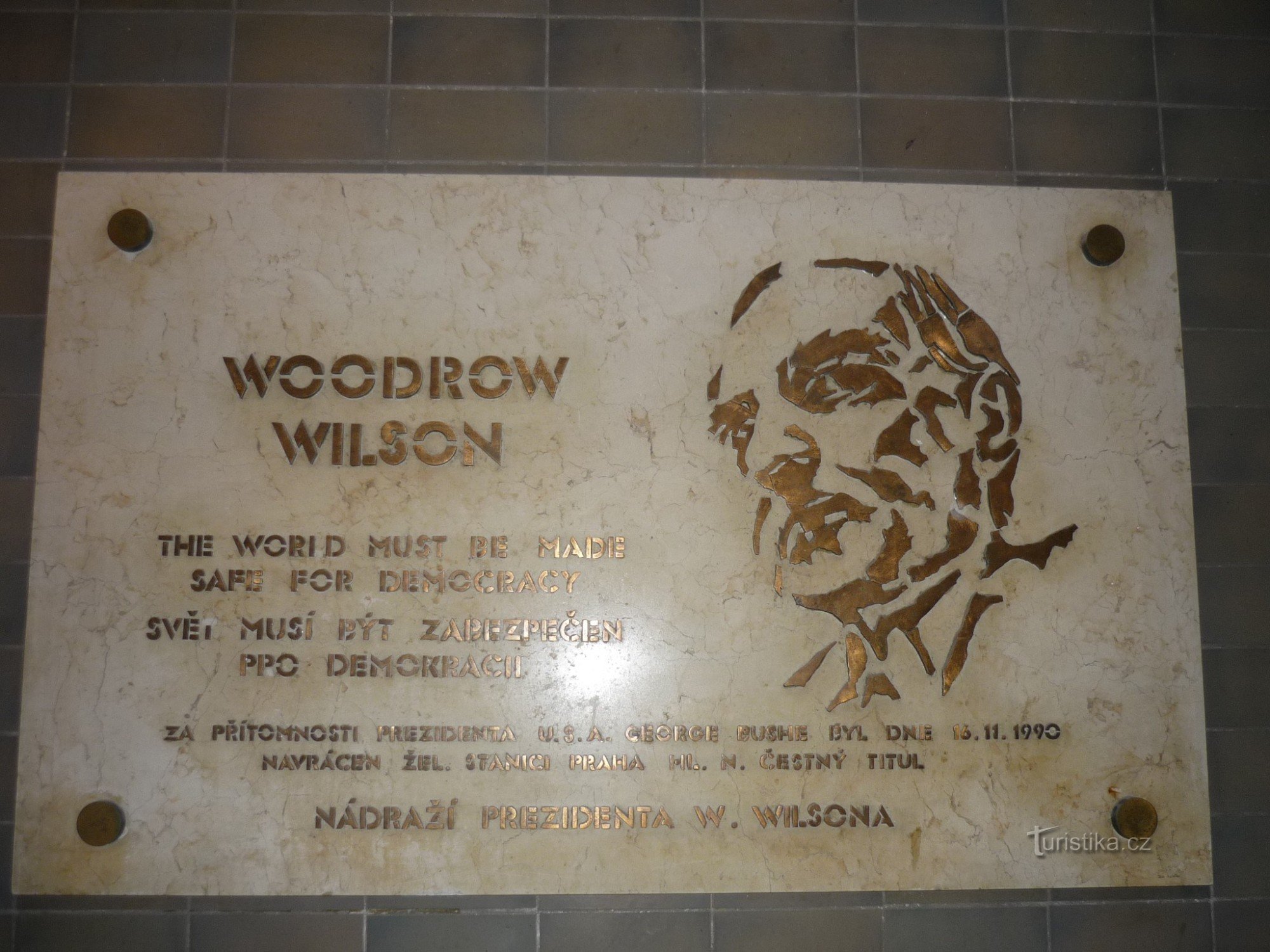 Tấm bảng tưởng niệm W. Wilson tại ga xe lửa chính ở Praha
