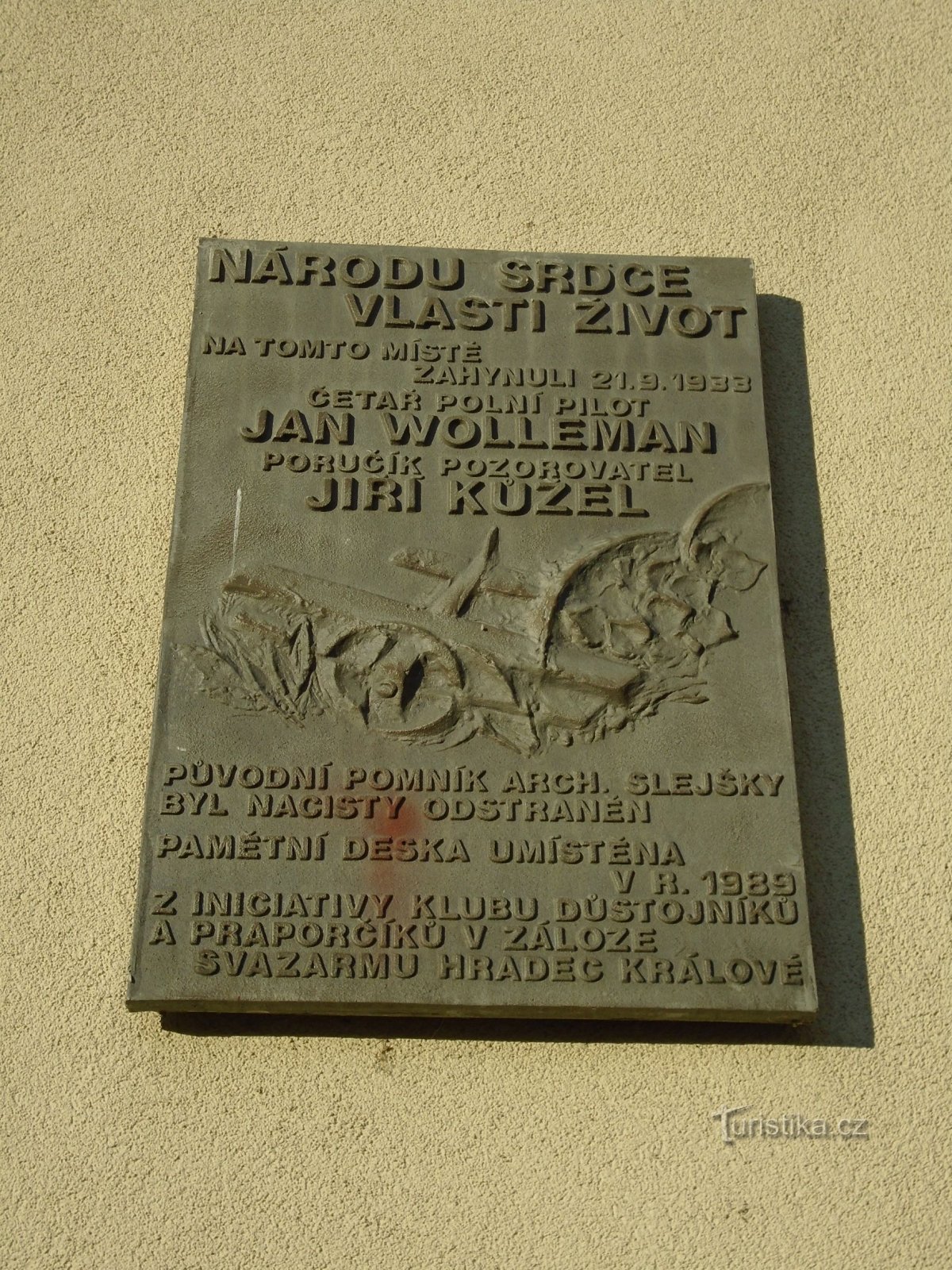 Kaatuneiden lentäjien muistolaatta (Hradec Králové, 10.12.2017)