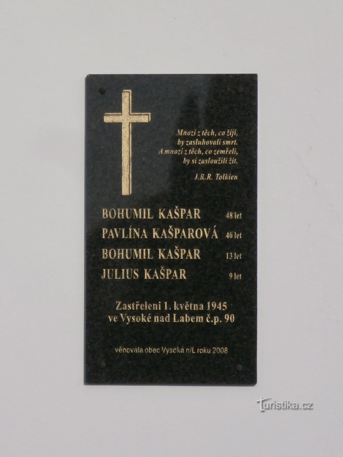 Placa em homenagem à família Kašparov assassinada (Vysoká nad Labem, 13.2.2017/XNUMX/XNUMX)