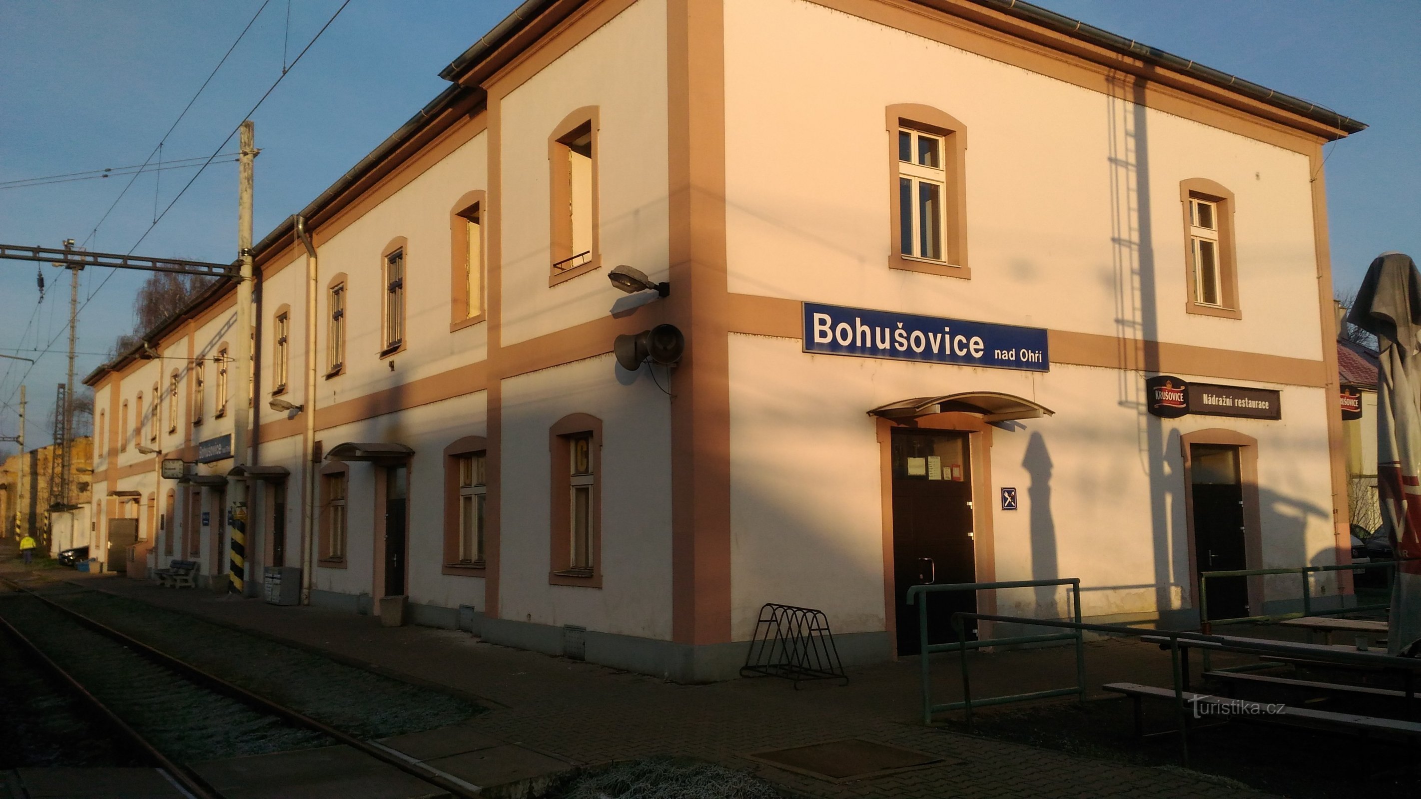 Gedenkplaten bij het treinstation in Bohušovice nad Ohří.