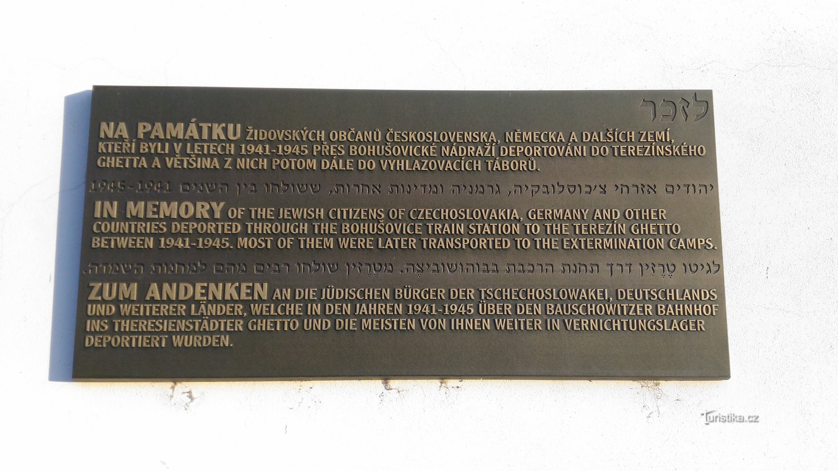 Placas comemorativas na estação ferroviária de Bohušovice nad Ohří.