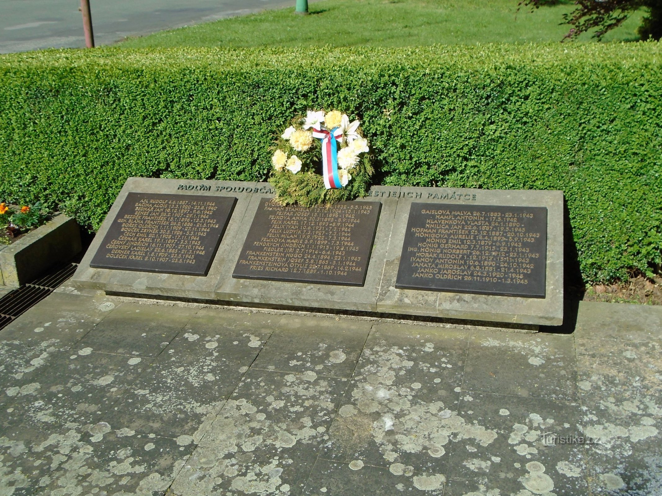 Targhe commemorative al monumento della liberazione (Jaroměř, 13.5.2018)