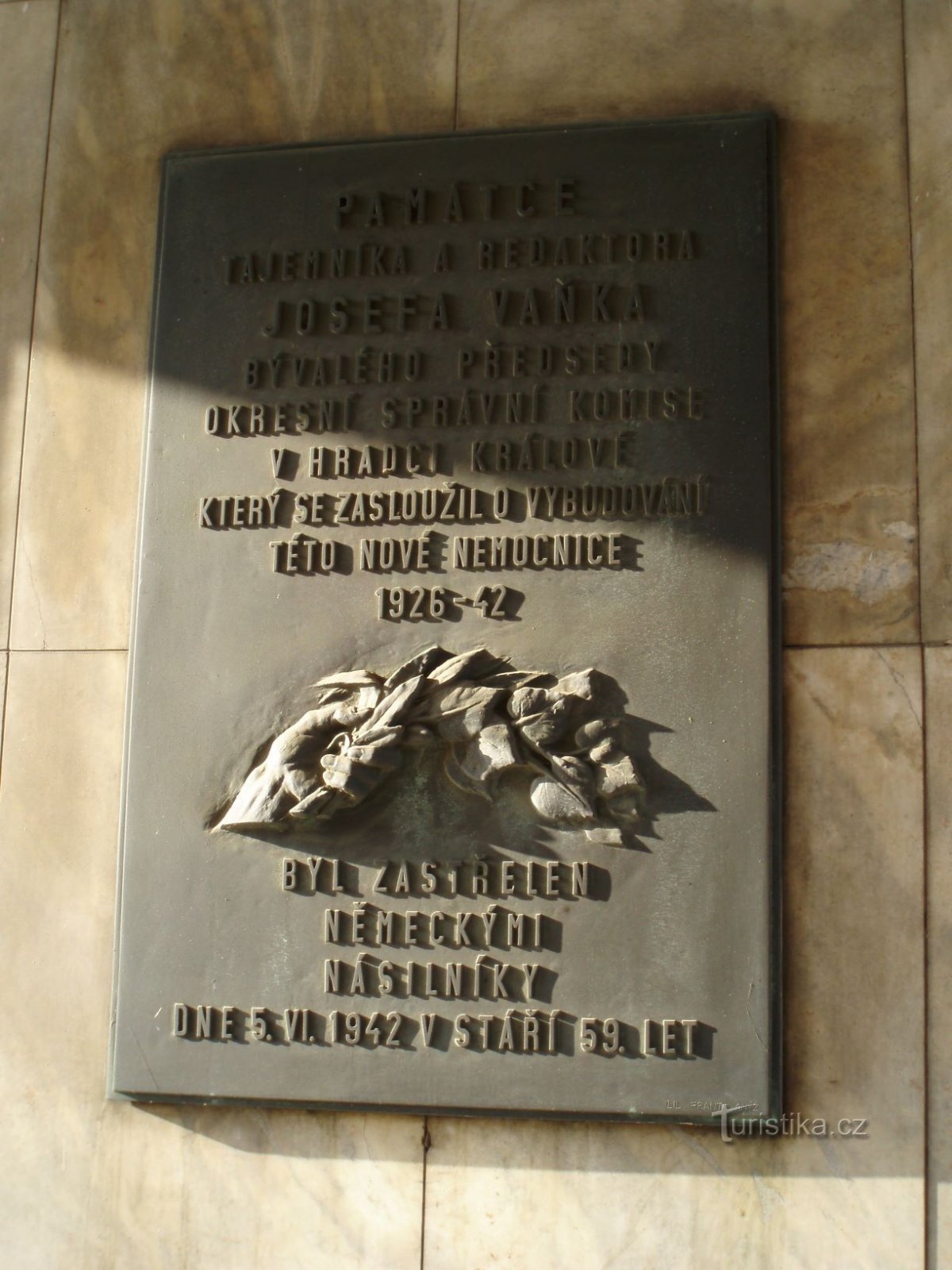 Gedenktafeln am Universitätsklinikum Hradec Králové (29.11.2011)