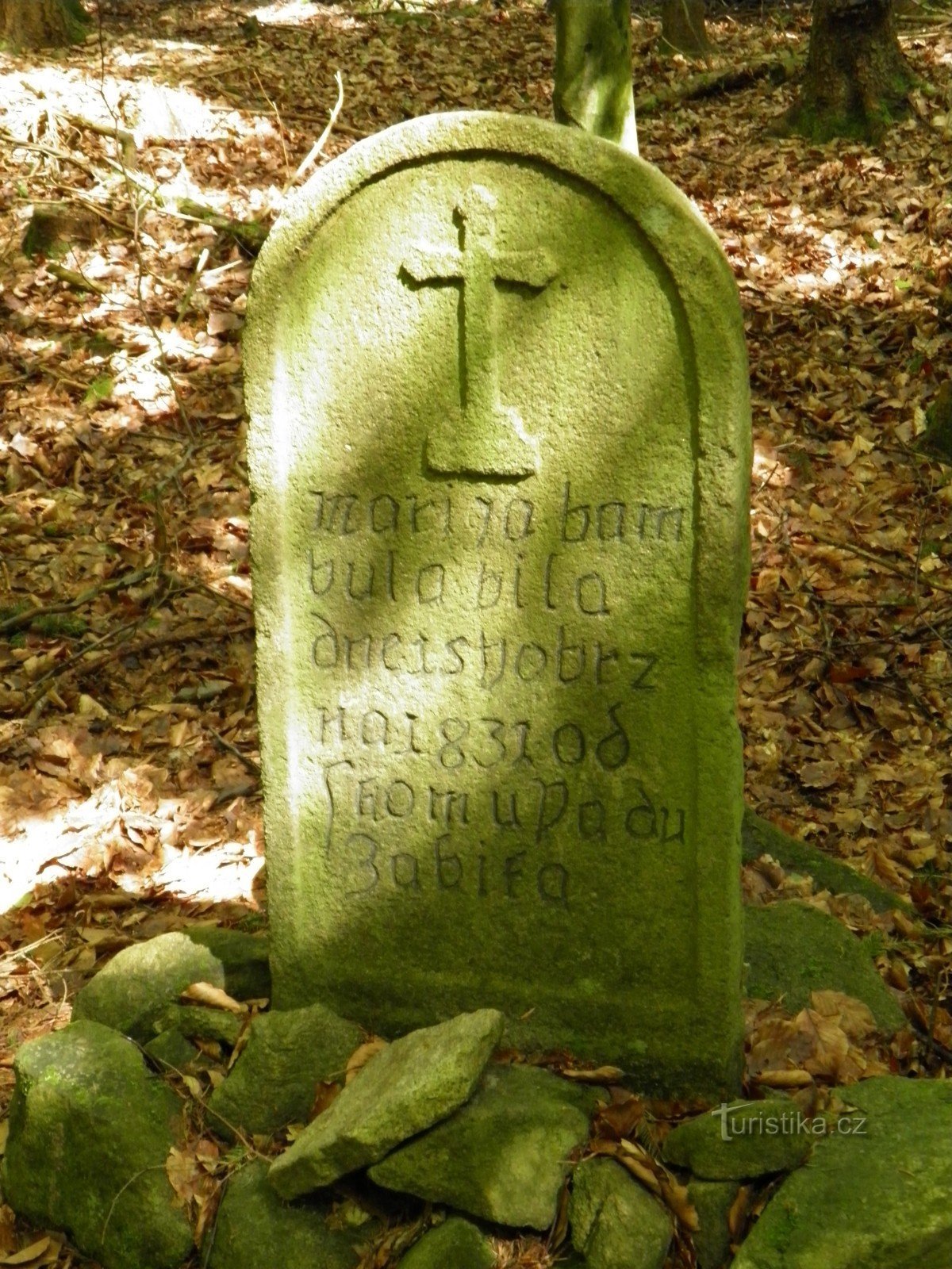 Piedra conmemorativa (piedra de la cruz) en el sendero educativo de Otokar Březina