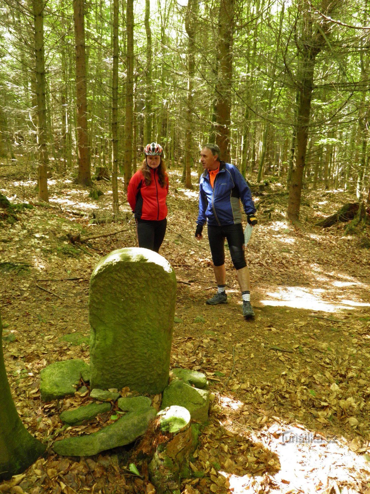 Piedra conmemorativa (piedra de la cruz) en el sendero educativo de Otokar Březina