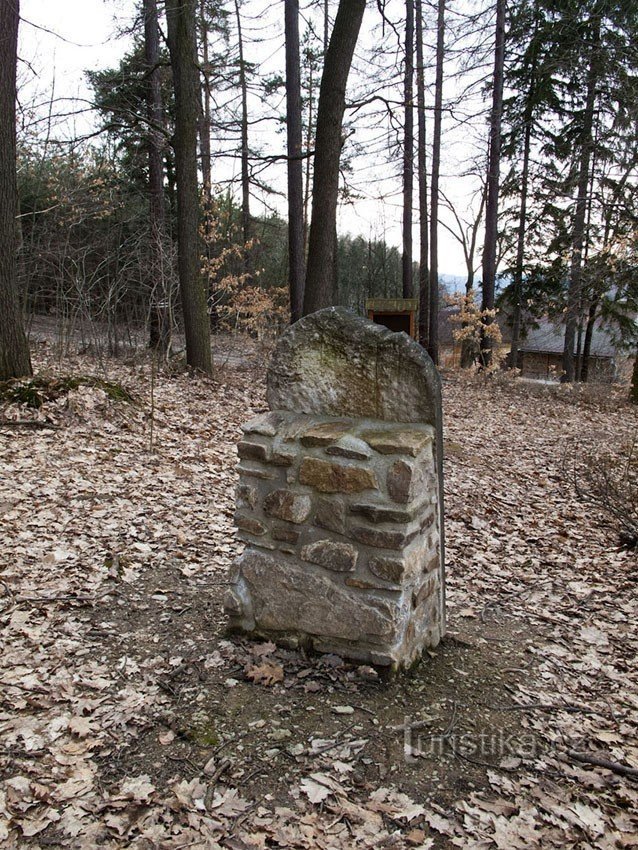 Piedra conmemorativa en Vápenice