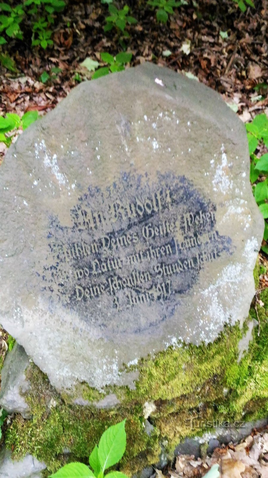 Une pierre commémorative dans la gorge de Pekelský potok.