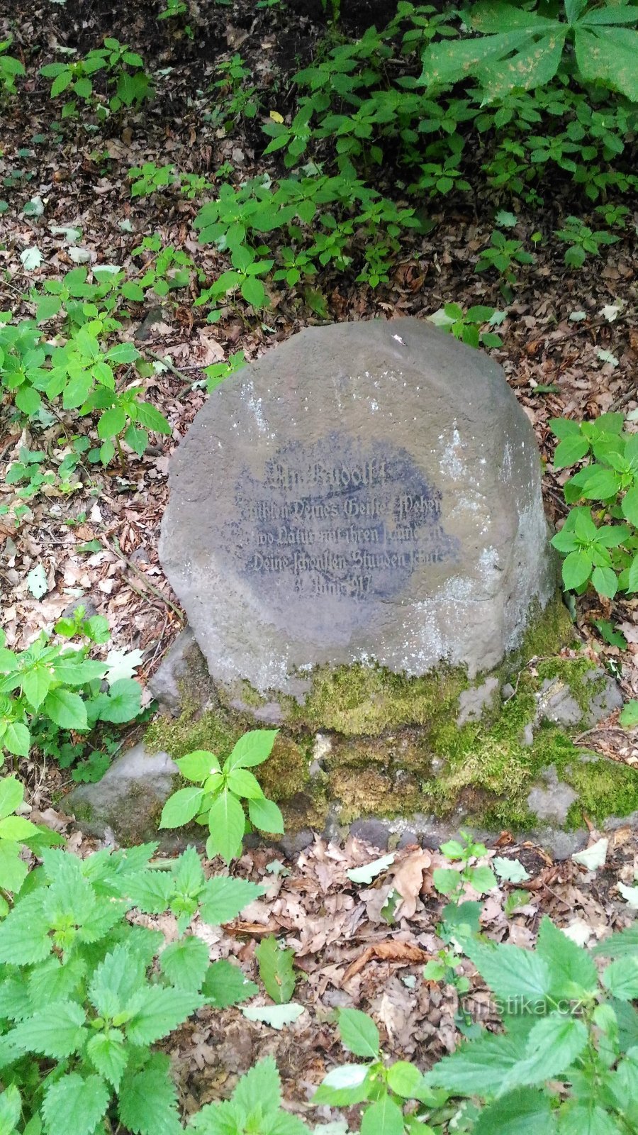 Una piedra conmemorativa en el desfiladero de Pekelský potok.