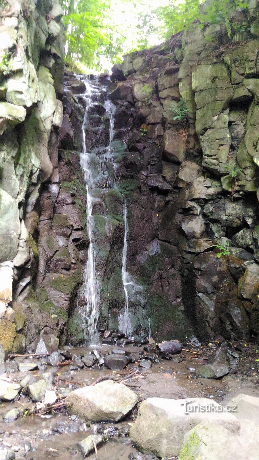 Ein Gedenkstein in der Schlucht Pekelský potok.