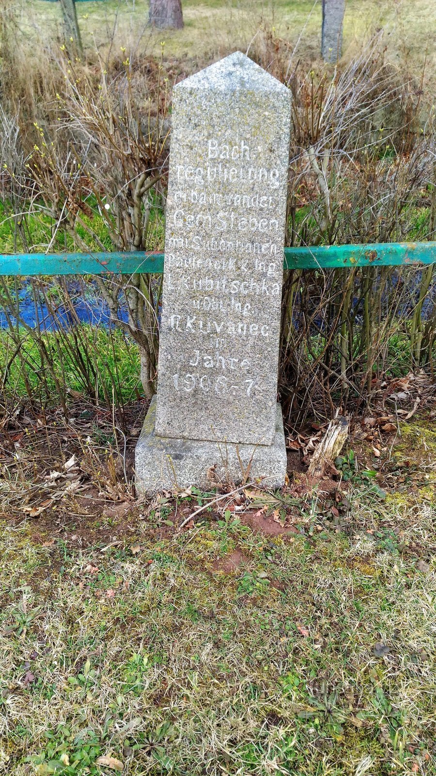 Piedra conmemorativa en Stebno.