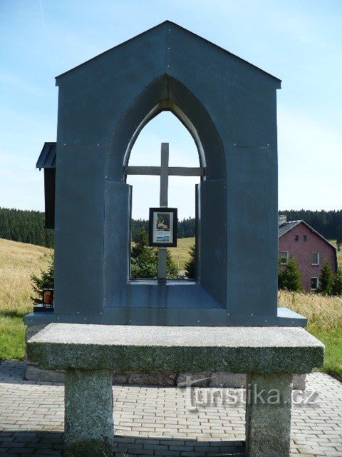 Gedenkstätte auf dem Gelände der abgerissenen Pfarrkirche