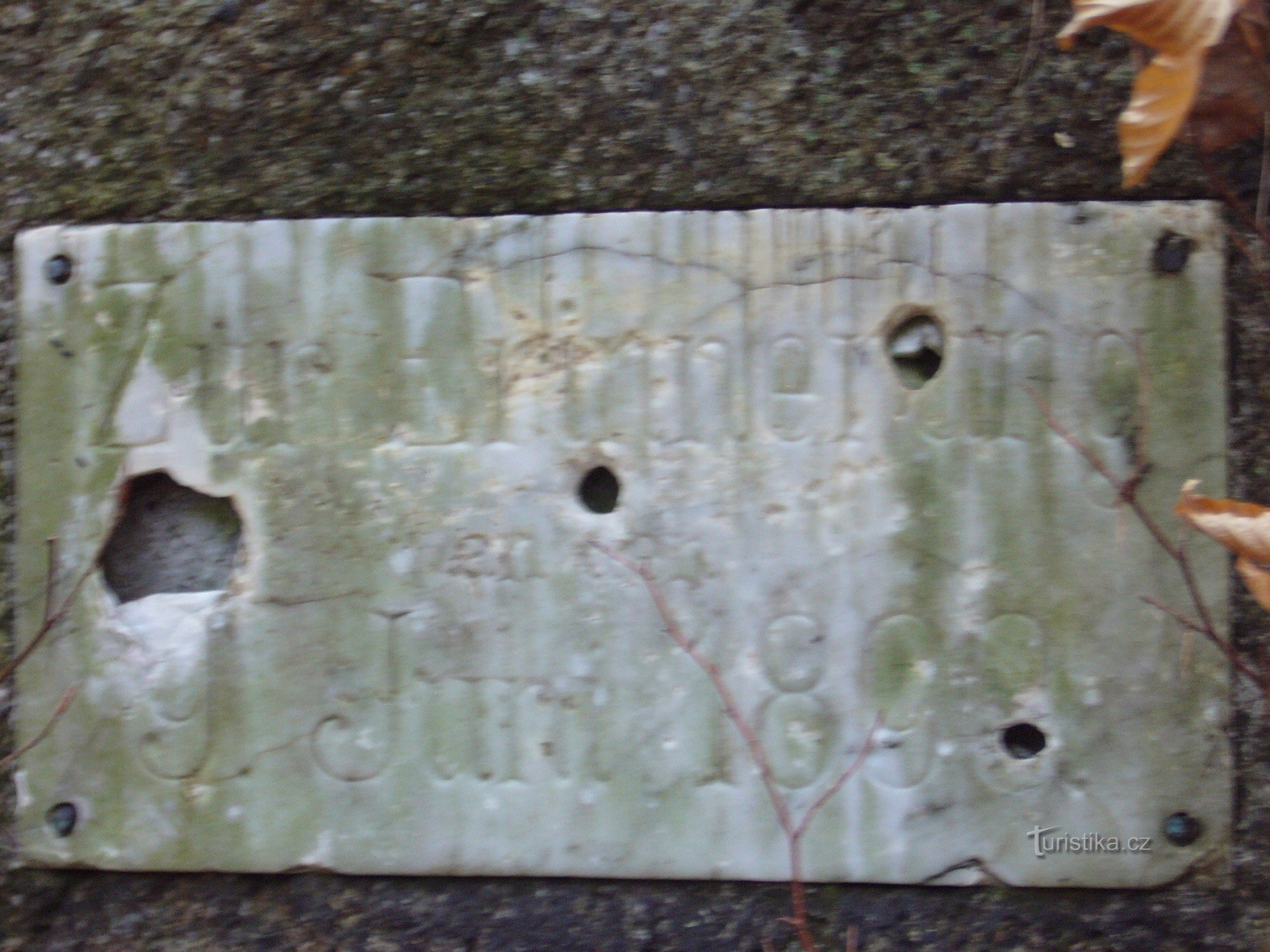 Memorial inscriptie - een rotsblok in de buurt van het vissershuisje