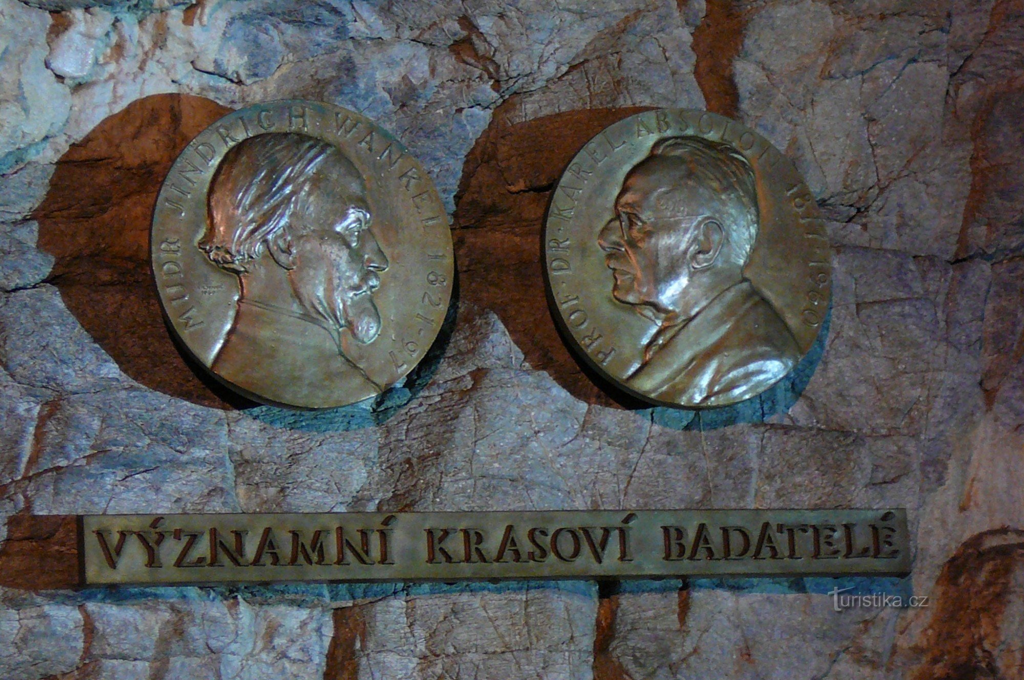 Placas conmemorativas de Jindřich Wankel y Karel Absolon en la cueva de Niza