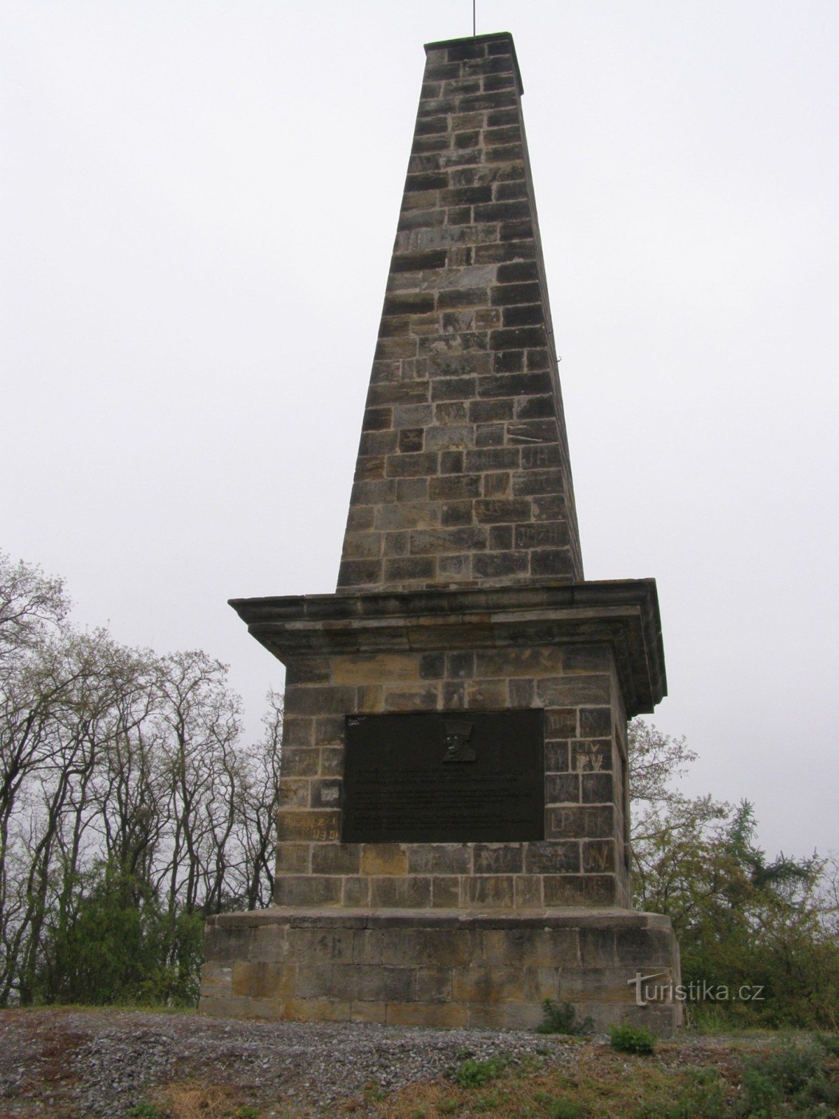 muistomerkki Bedřichov-kukkulalla