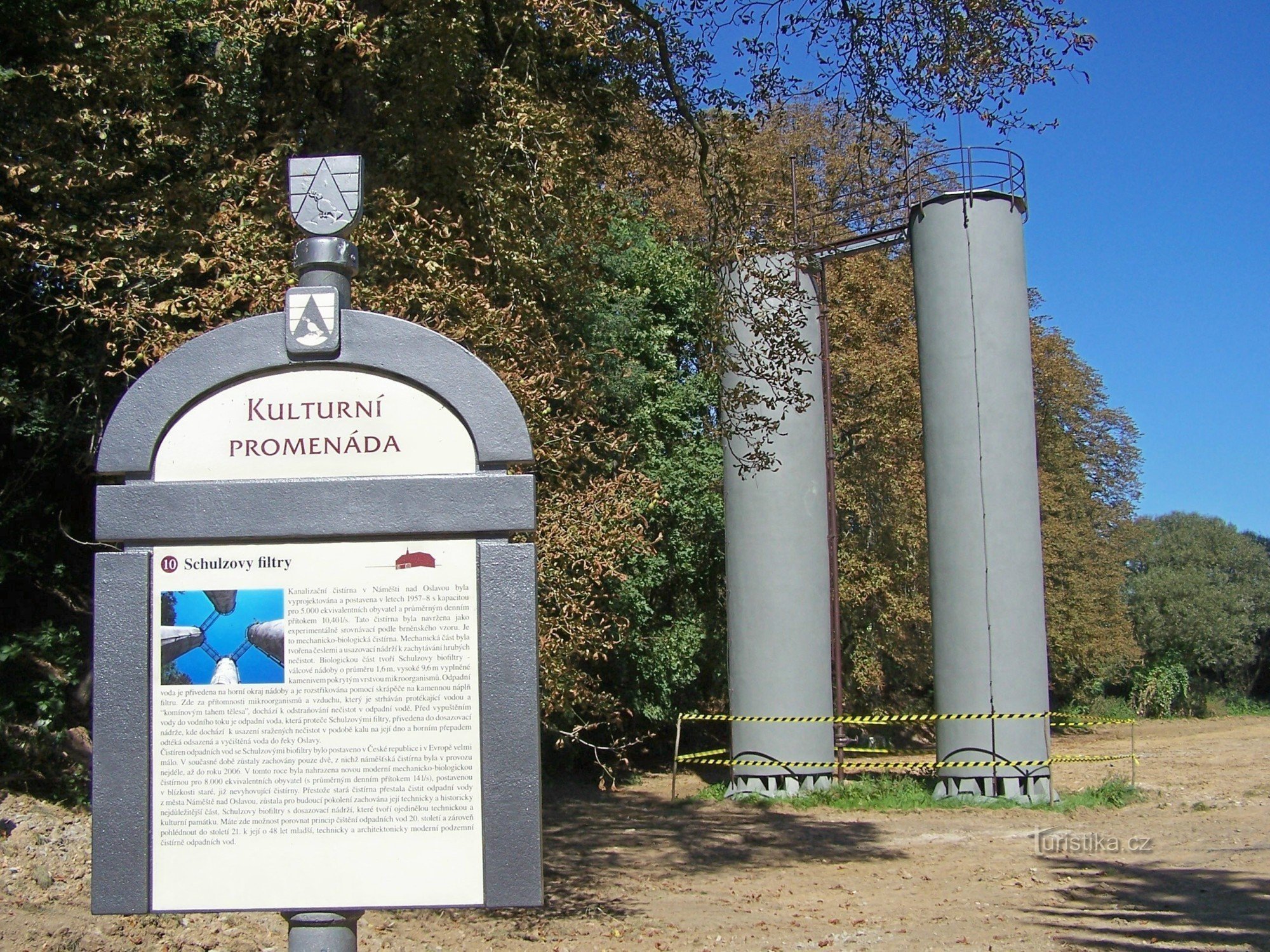 panel náměšťské kulturní promenády, vzadu Schulzovy filtry