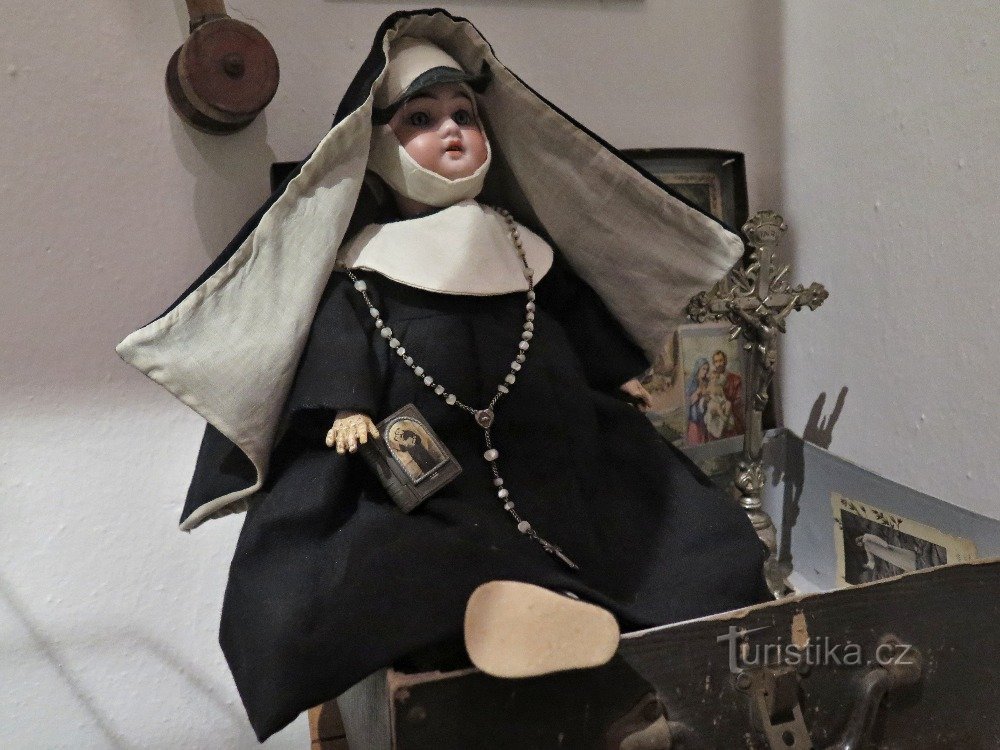 кукла - монахиня