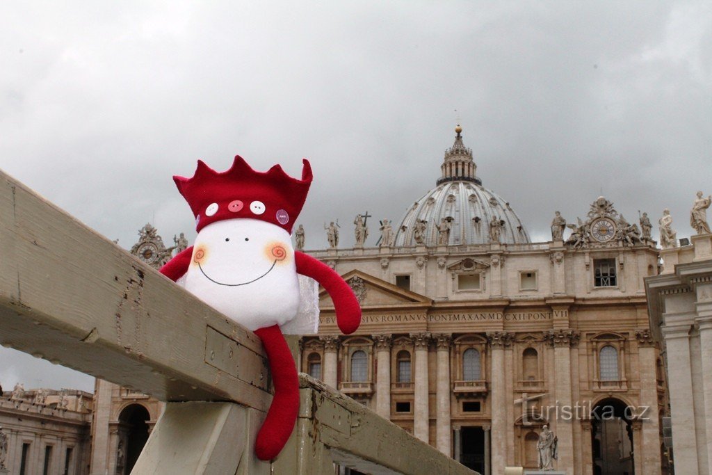 Lutka Korunka ispred bazilike sv. Petra u Vatikanu; foto: Michaela Mitáčková
