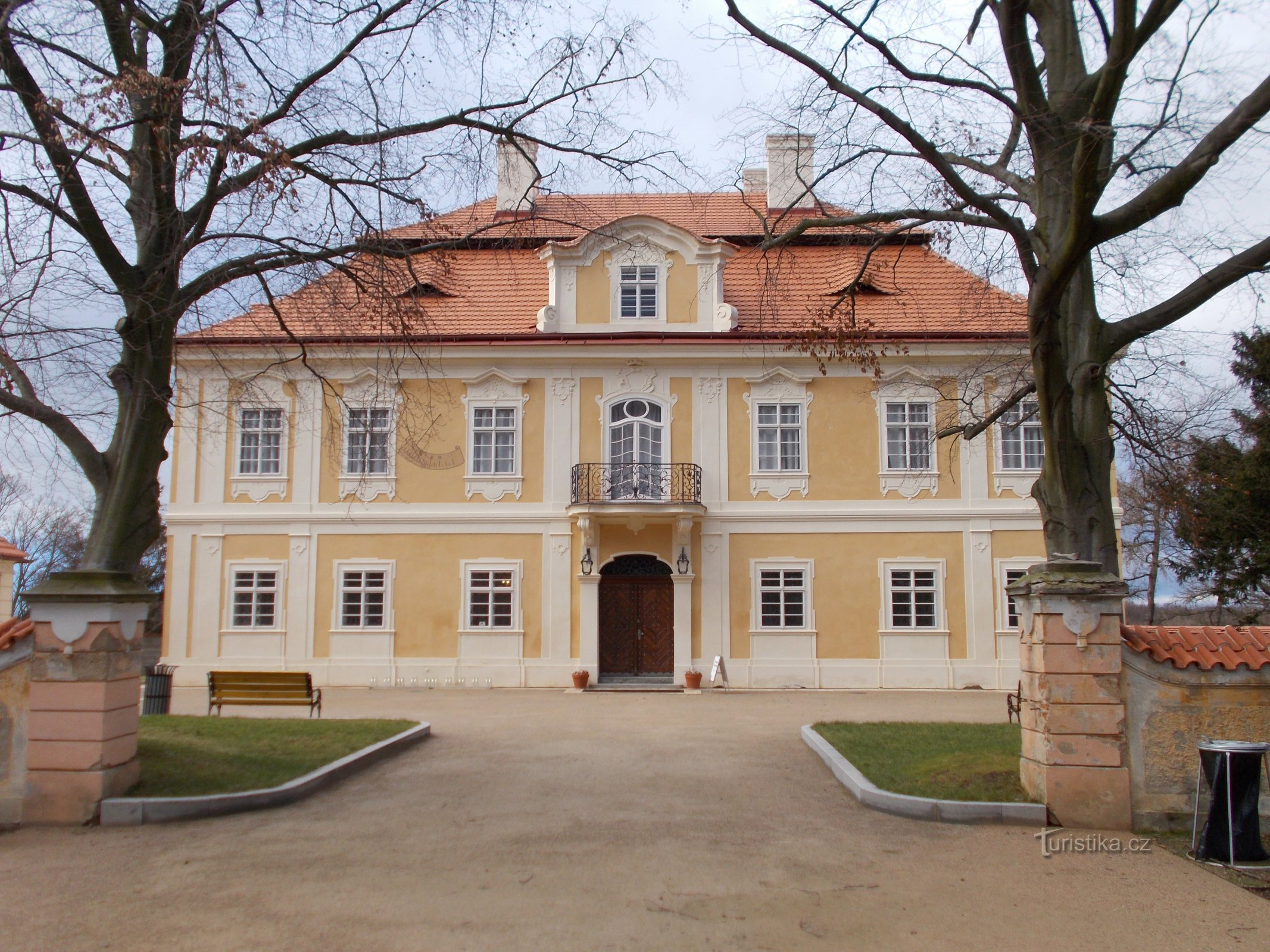 Panenské Břežany - Górny zamek