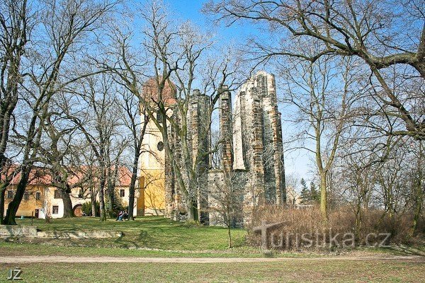 Panenský Týnec - nedokončana cerkev samostana Klarisek