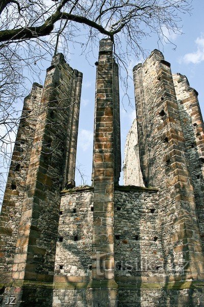 Panenský Týnec - nedovršena crkva samostana Klarisek