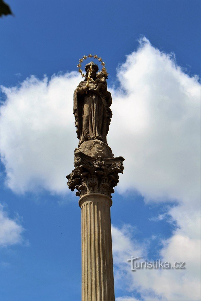 Virgem Maria no topo de uma coluna