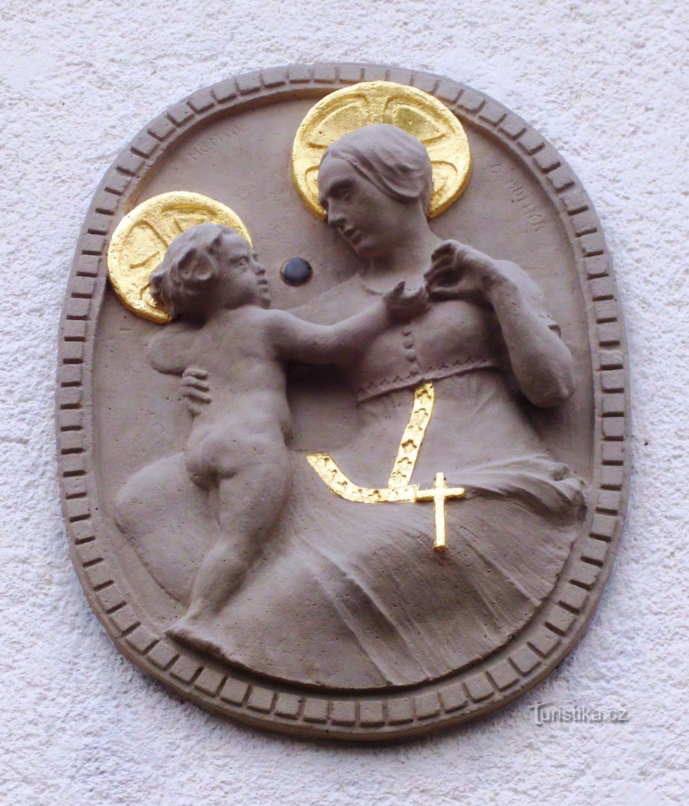 Jungfrau Maria über dem Eingang