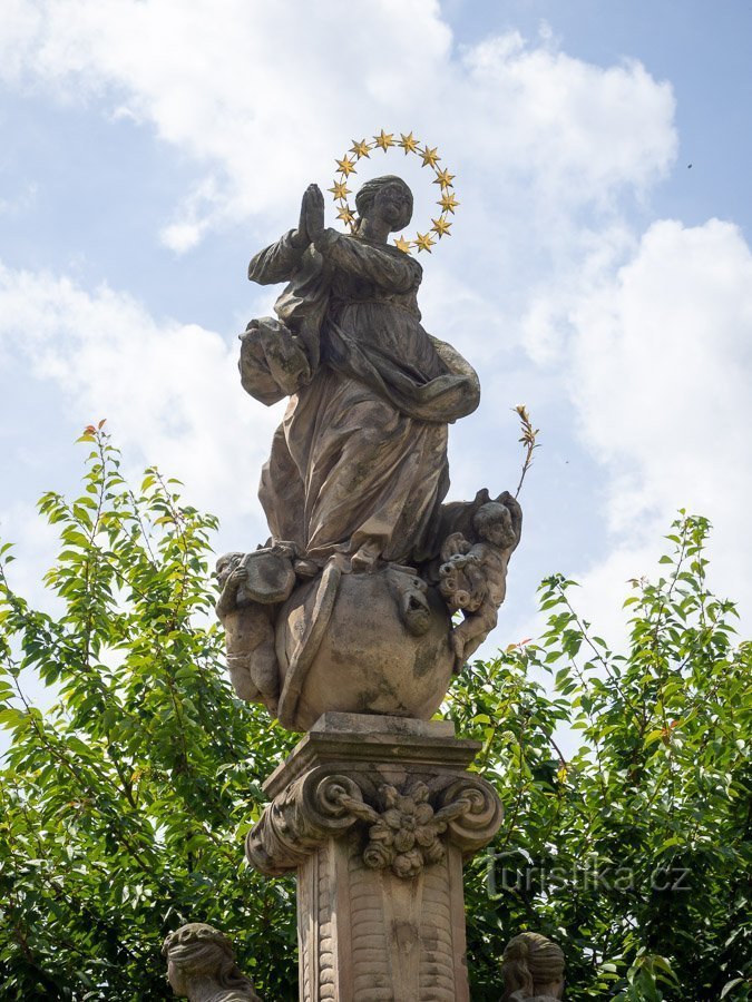 Virgen María con ángeles