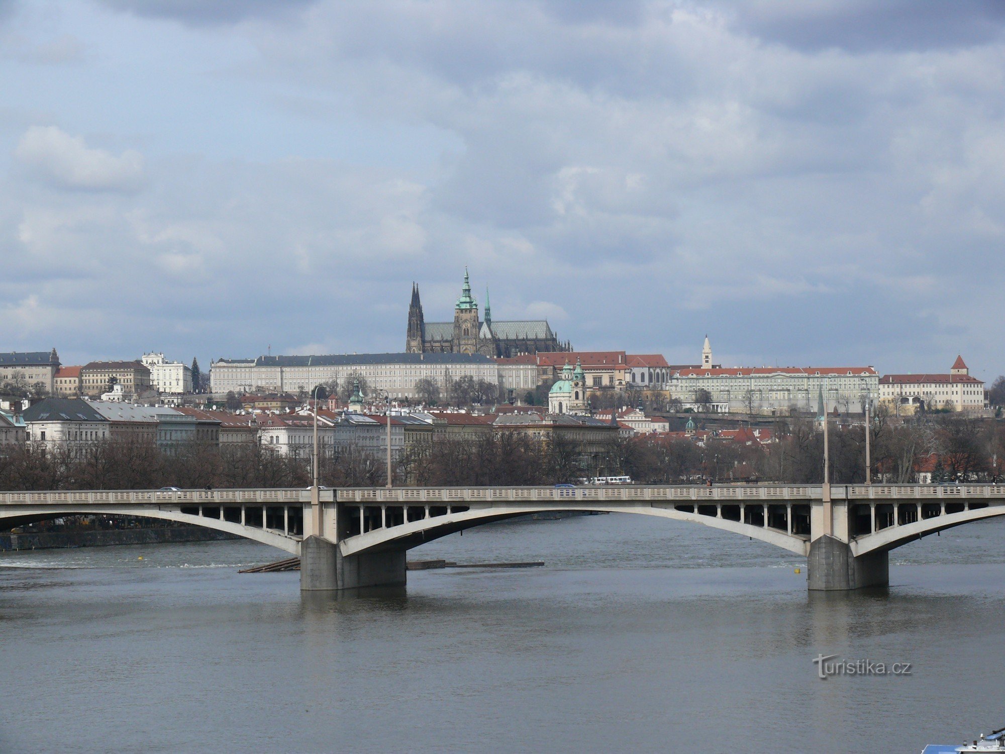 Panorama Hradčanov z nabrežja Rašín