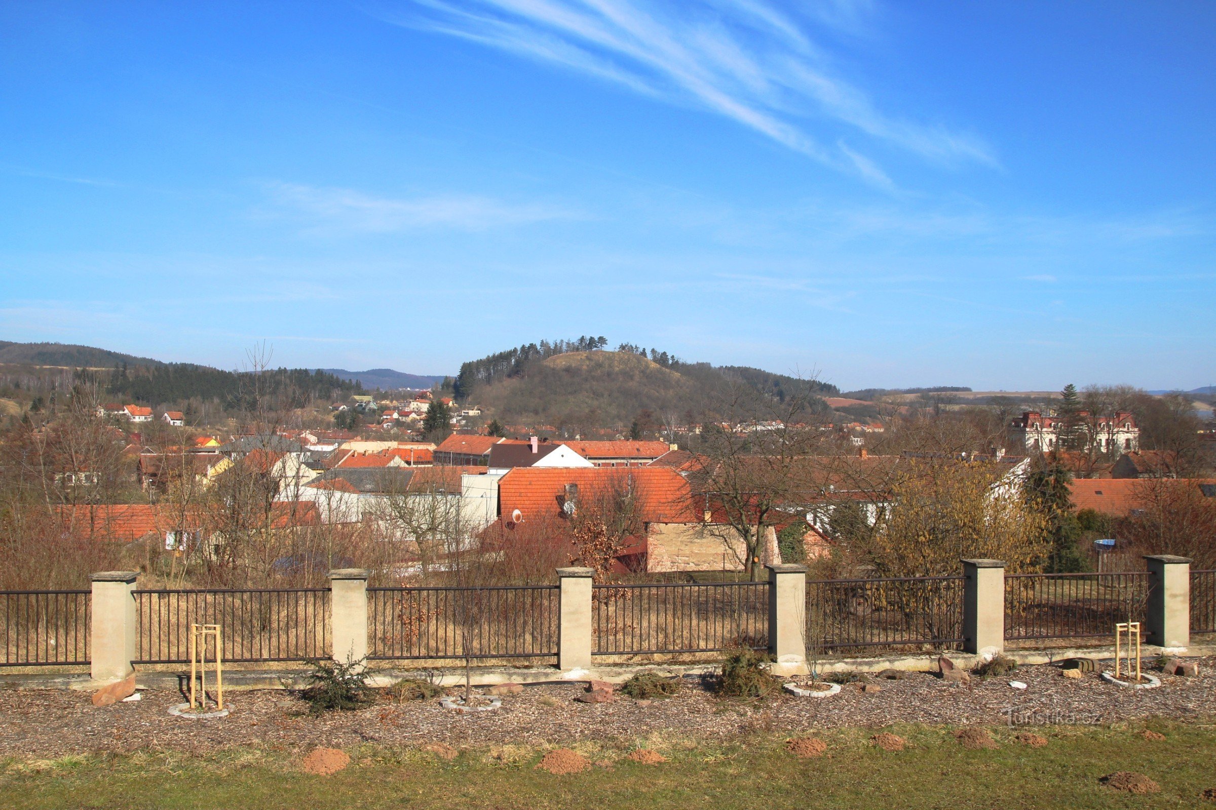 Panorama över staden Svitavky, Hradisko kulle i bakgrunden