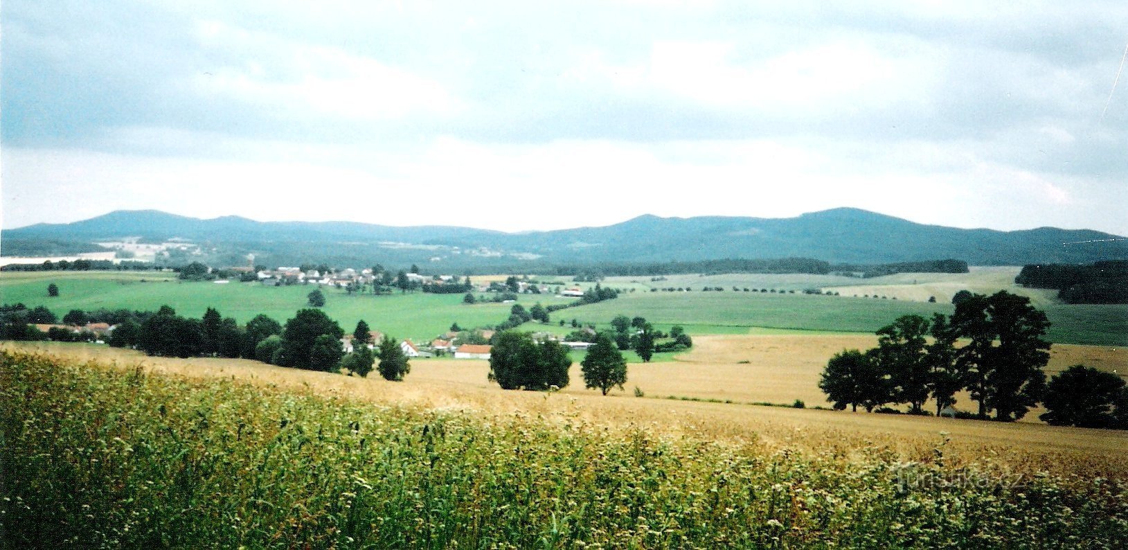 Novohradské 山 (左) と Slepiče 山 (右) のパノラマ。 オルドジヒ・フェンクルによる写真、
