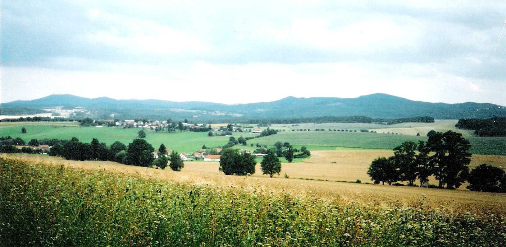 Panorama of the Novohradské mountains (left) and the Slepiče mountains (right). Photo by Oldřich Fencl,