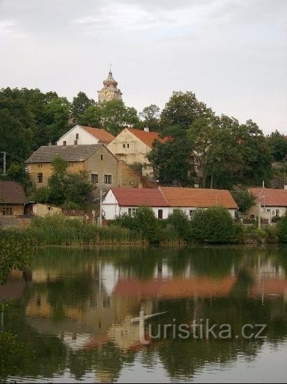 Panorama : étang Svojšický et église Saint-Venceslas