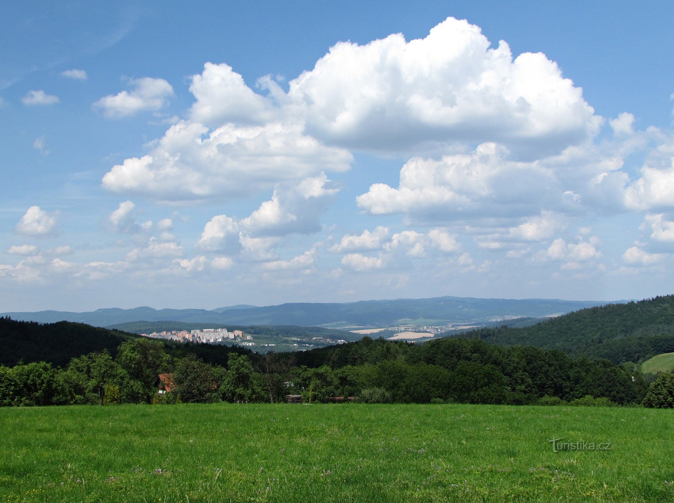 panorama över Zlín och Hostýnské vrchy